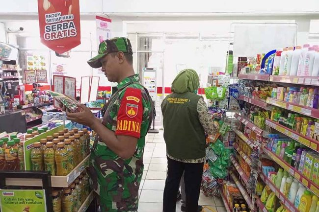 Babinsa Koramil 10 Bawang Bersama Petugas Puskesmas dan Bhabinkamtibmas Razia Makanan dan Minuman Kadaluarsa
