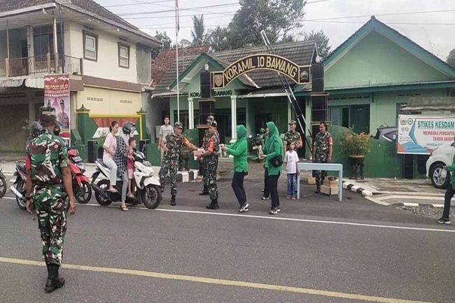 Koramil 10 Bawang dan Persit KCK Berbagi Takjil menjelang Berbuka Puasa