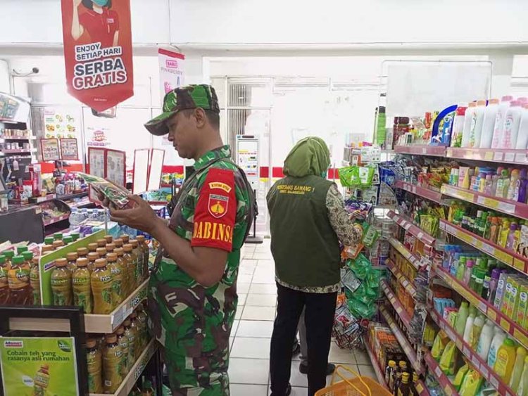 Babinsa Koramil 10 Bawang Bersama Petugas Puskesmas dan Bhabinkamtibmas Razia Makanan dan Minuman Kadaluarsa