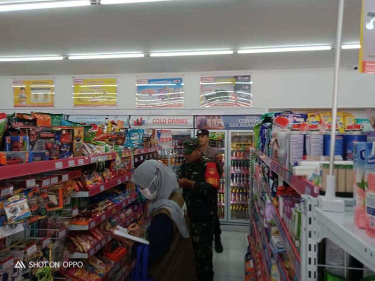 Babinsa Dan Bhabinkamtibmas Bersama Petugas Kesehatan Melakukan Sweeping Makanan dan Minuman
