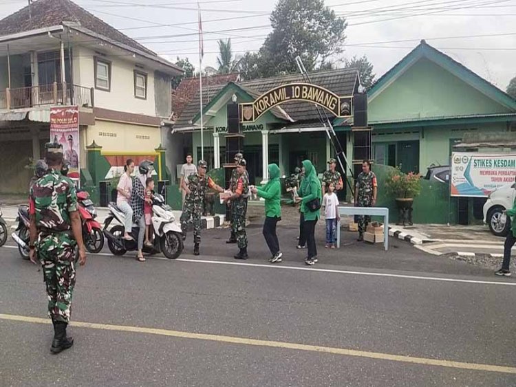 Koramil 10 Bawang dan Persit KCK Berbagi Takjil menjelang Berbuka Puasa