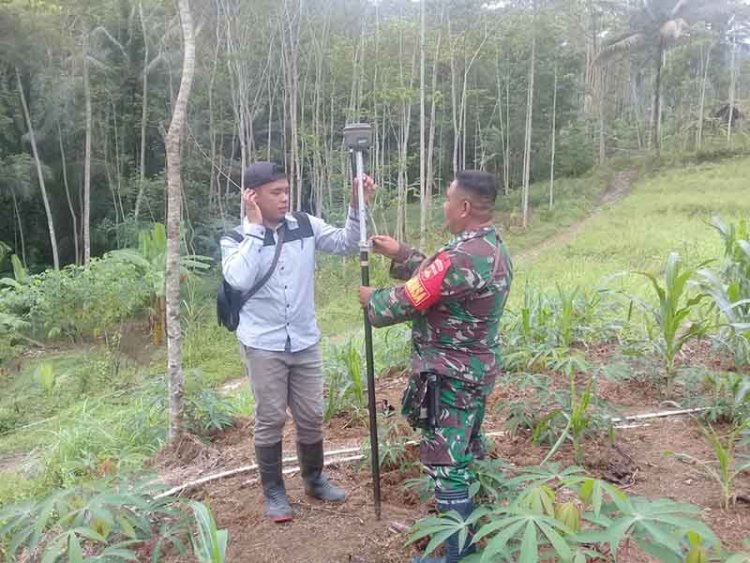 Sukseskan Program Ptsl Babinsa Dampingi PEngukuran Tanah