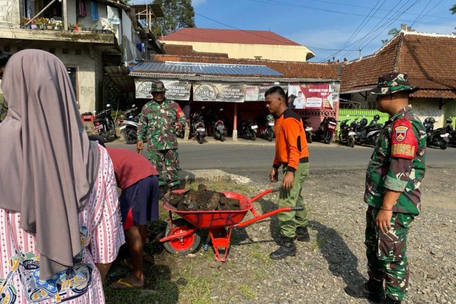 Karya Bakti  Koramil 12 Sigaluh Kodim 0704/Banjarnegara Gelar Bersih Pasar Tradisional