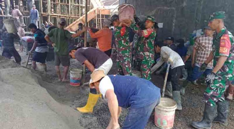Kemanunggalan Babinsa Koramil 13/Banjarmangu Bersama Warga Gotong Royong Pengecoran Gedung TPQ