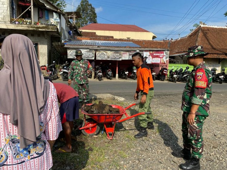 Karya Bakti  Koramil 12 Sigaluh Kodim 0704/Banjarnegara Gelar Bersih Pasar Tradisional