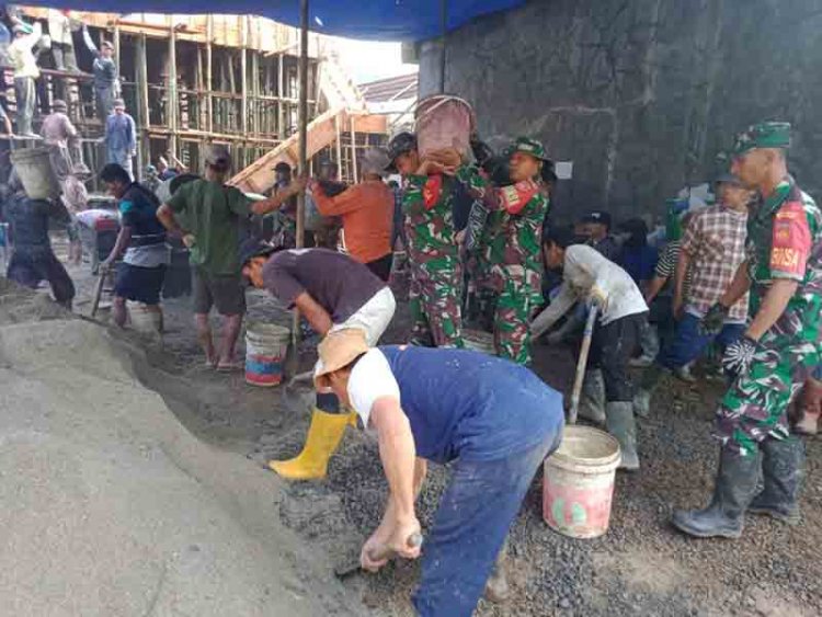 Kemanunggalan Babinsa Koramil 13/Banjarmangu Bersama Warga Gotong Royong Pengecoran Gedung TPQ