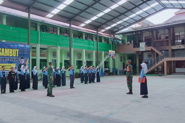 Babinsa Koramil 10/Bawang Berikan Wasbang dan Latihan PBB Dasar