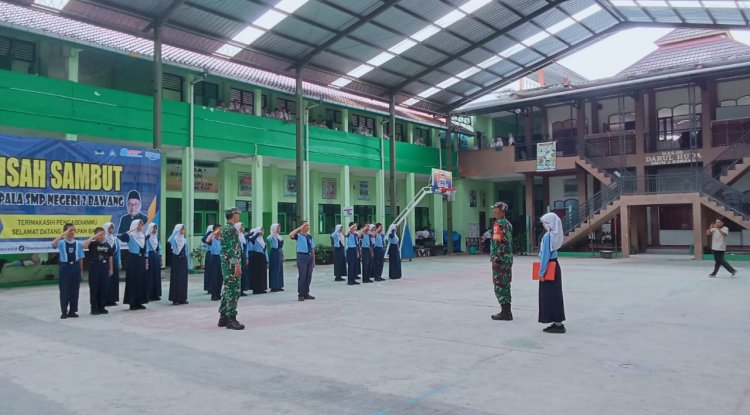 Babinsa Koramil 10/Bawang Berikan Wasbang dan Latihan PBB Dasar