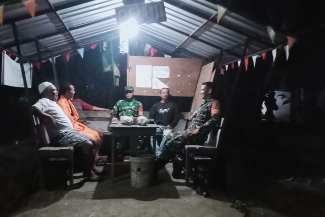 Jaga Kondusivitas Wilayah, Babinsa Koramil 10/Bawang Intensifkan Patroli Siskamling di Desa Bandingan