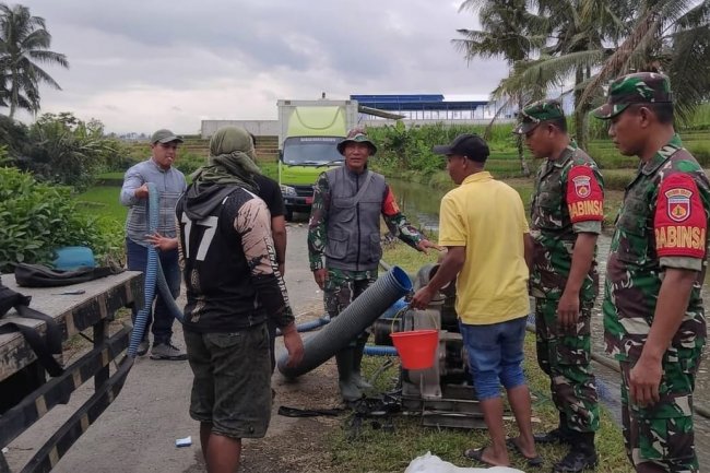 Pascabencana Longsor, Koramil 10 Bawang Kawal Pengairan Irigasi Darurat di Desa Gemuruh
