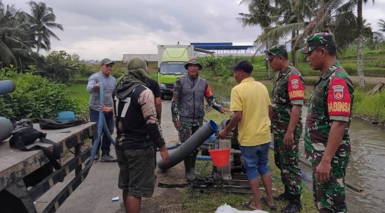 Pascabencana Longsor, Koramil 10 Bawang Kawal Pengairan Irigasi Darurat di Desa Gemuruh