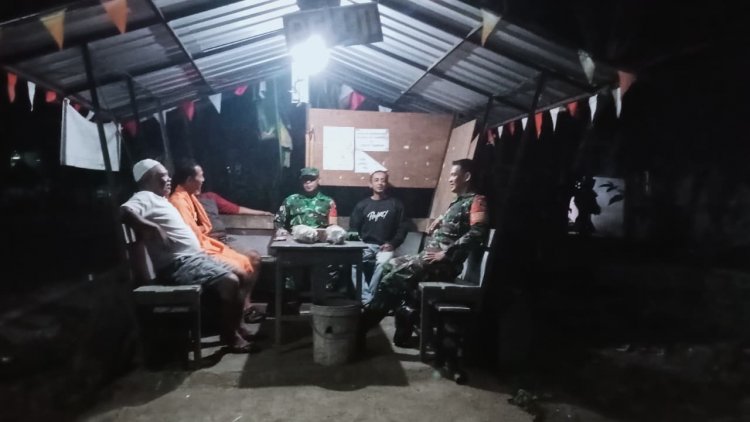 Jaga Kondusivitas Wilayah, Babinsa Koramil 10/Bawang Intensifkan Patroli Siskamling di Desa Bandingan