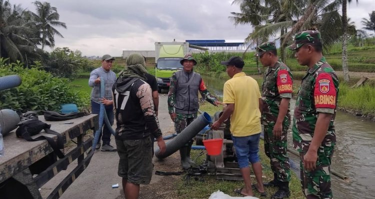 Pascabencana Longsor, Koramil 10 Bawang Kawal Pengairan Irigasi Darurat di Desa Gemuruh